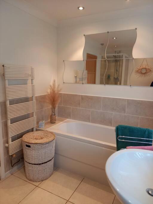 Modernised Home With 2 Bedrooms In カーディフ エクステリア 写真