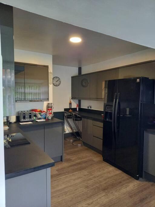 Modernised Home With 2 Bedrooms In カーディフ エクステリア 写真